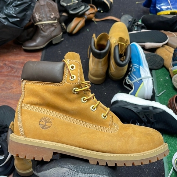 Traditional Wheat Timberland Boots - Youth Size: 6.5 - Picture 6 of 8